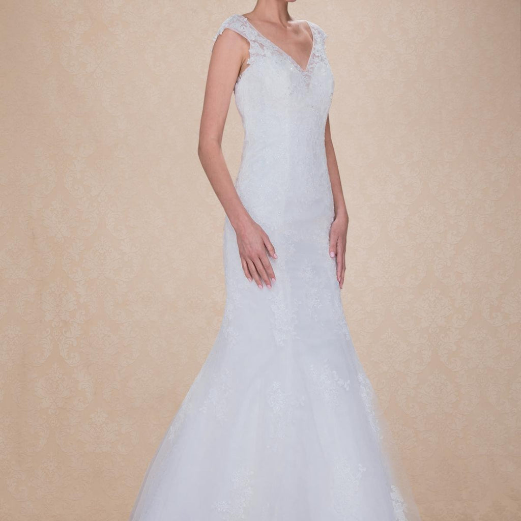 (LIVE 69) A beautiful gown, off-shoulder, reveals noble air.