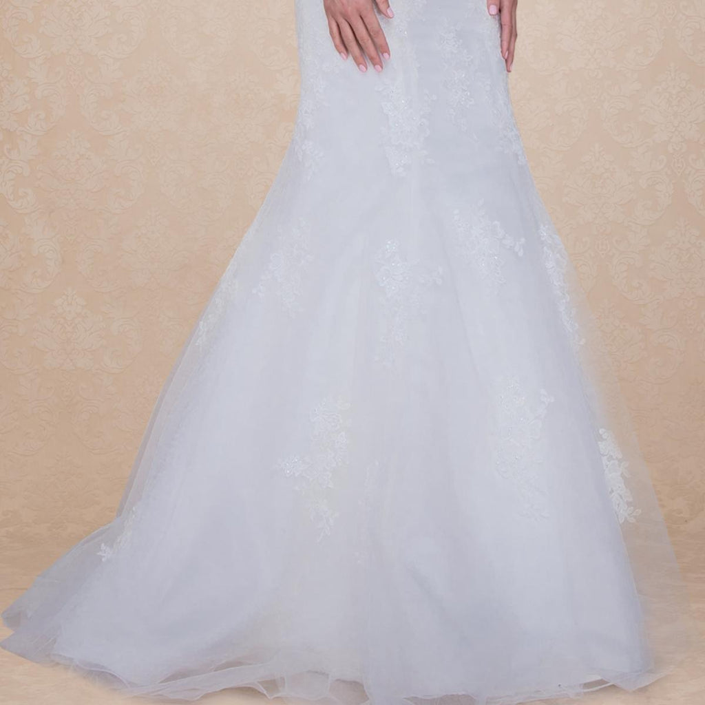 (LIVE 69) A beautiful gown, off-shoulder, reveals noble air.