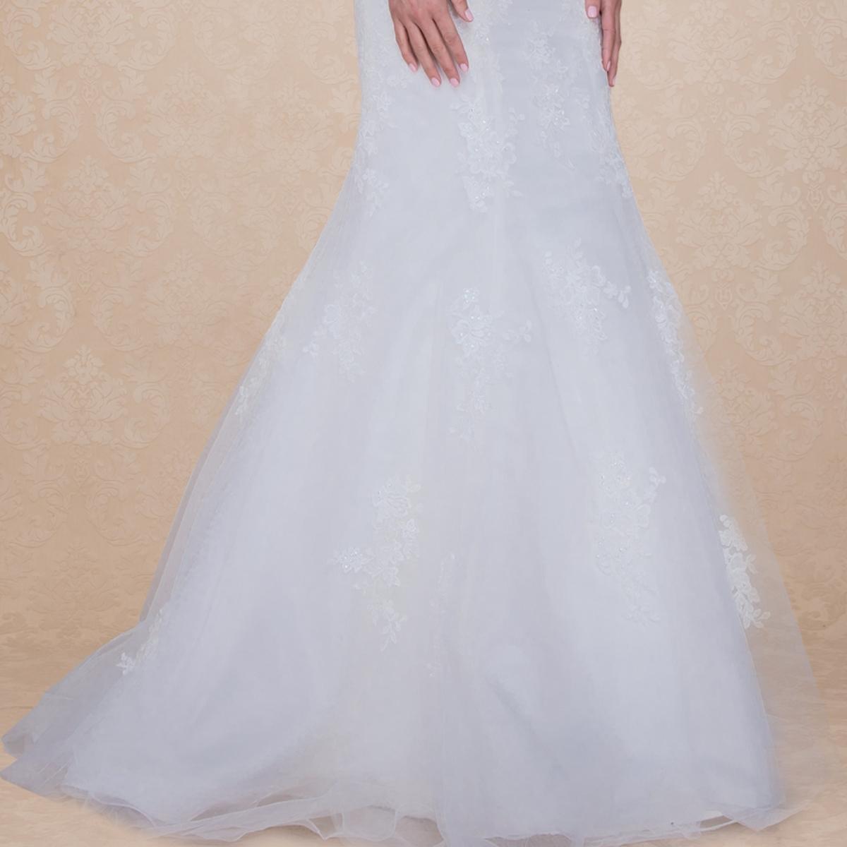 (LIVE 69) A beautiful gown, off-shoulder, reveals noble air.