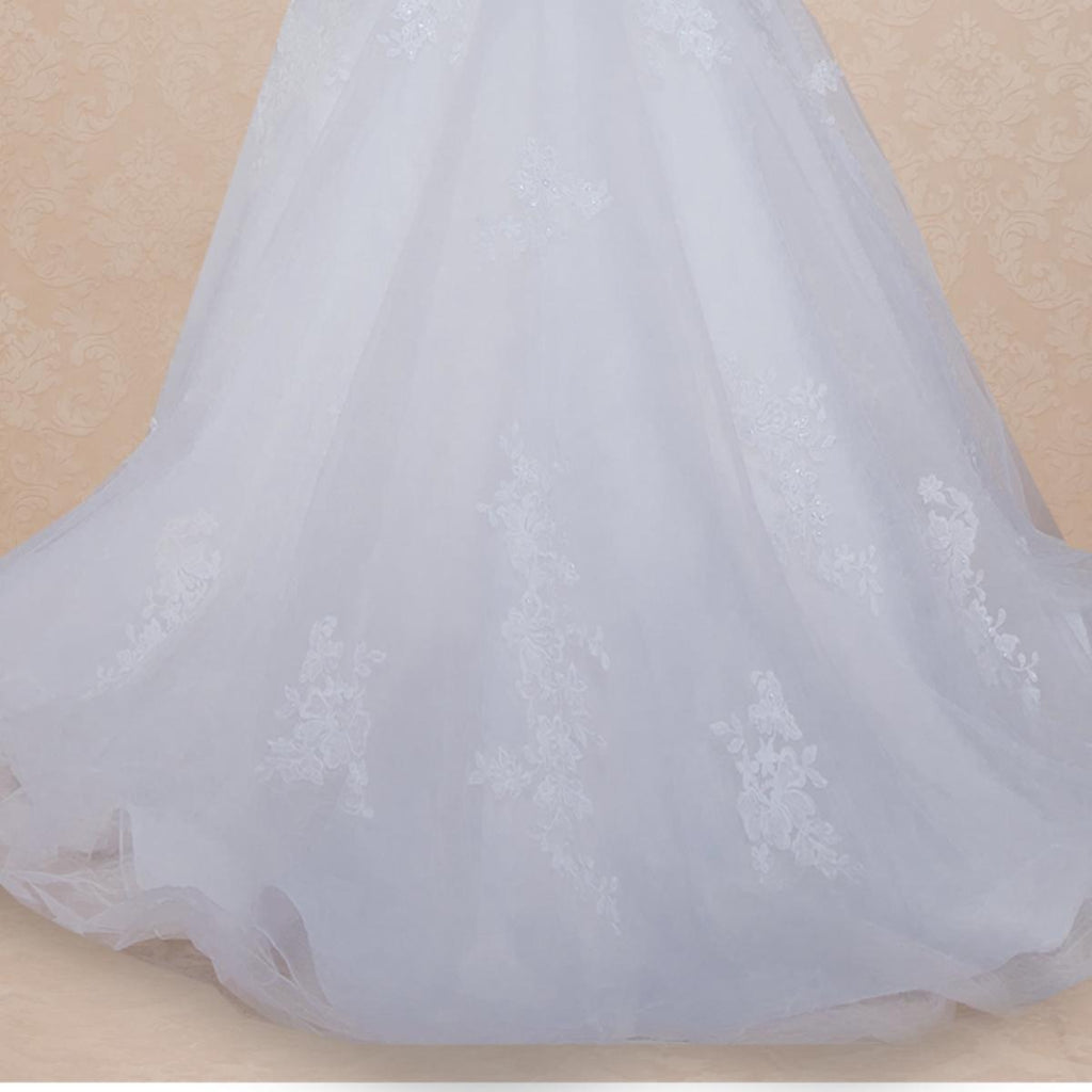 (LIVE 69) A beautiful gown, off-shoulder, reveals noble air.