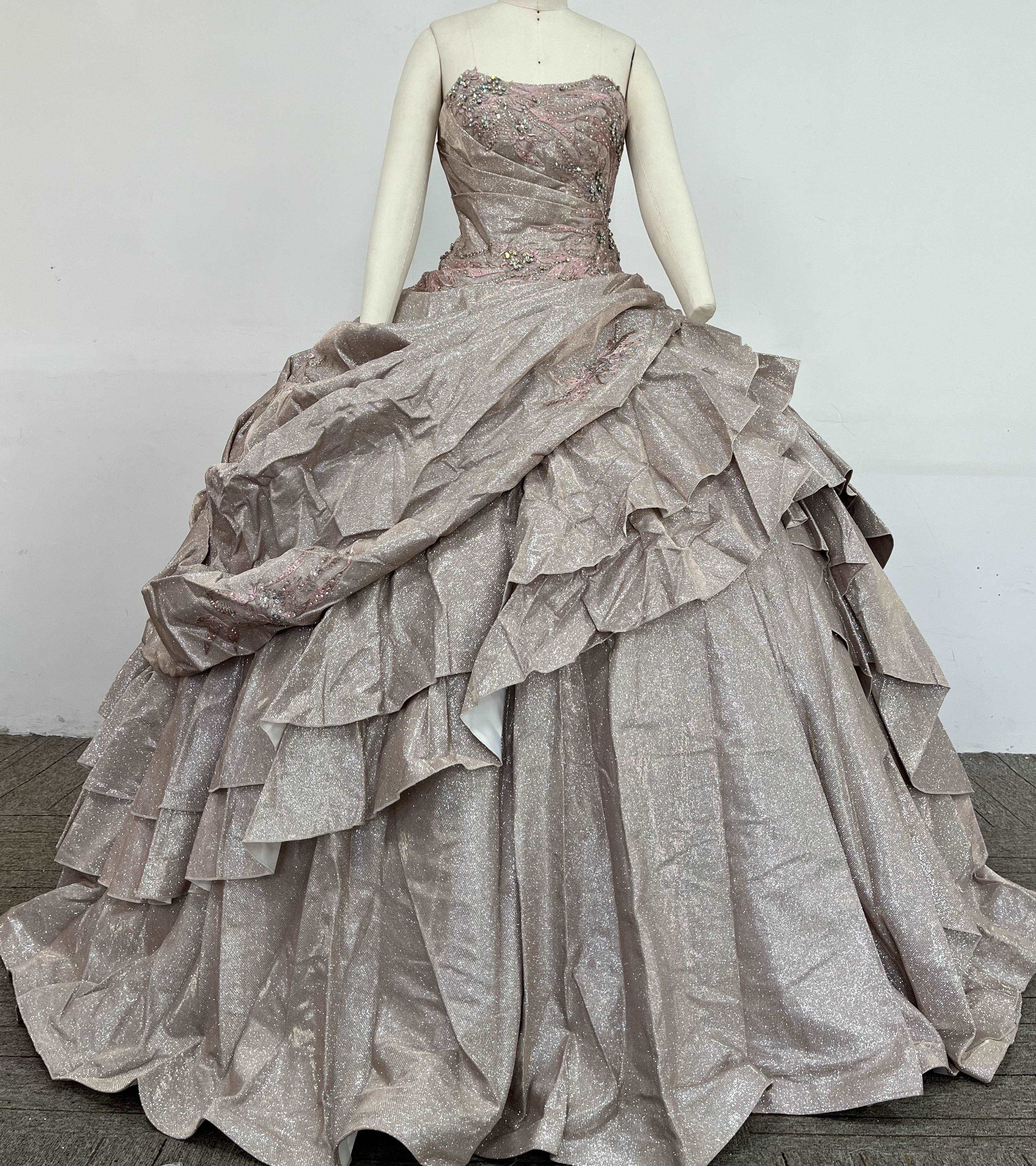 (LIVE 41) A beautiful gown, off-shoulder, reveals noble air.